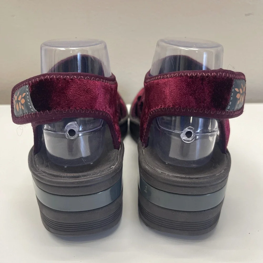 Bzees Drama Sandals Womens 9.5 Burgundy Velvet Wedge Comfort Walking Shoes
